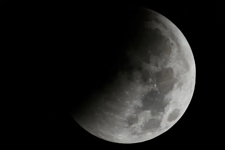 epi_1065814764_REUTERSFOTO_2026-08-28T055241Z 778712863 RC2F7NAC3QHC RTRMADP 3 LUNAR-ECLIPSE-SPAIN.JPG_The moon appears in 